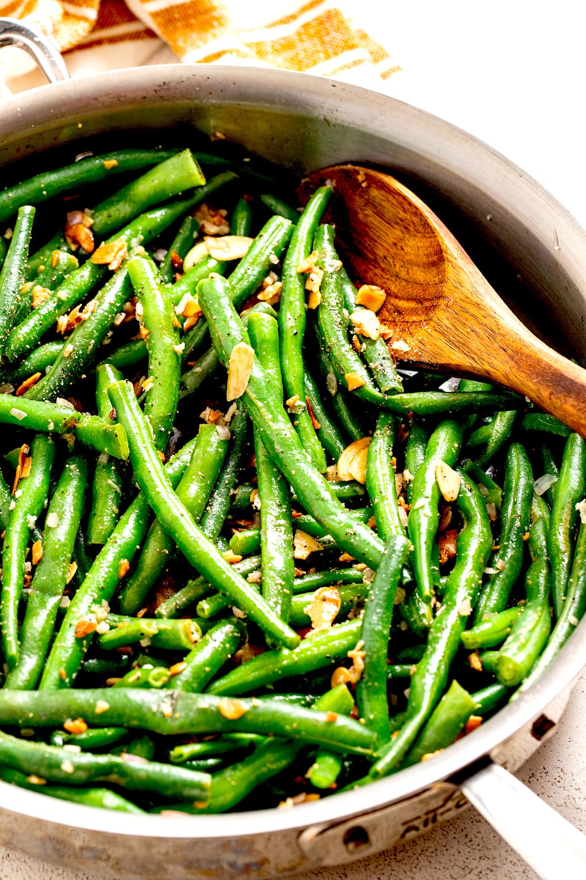 Vegan green beans almondine