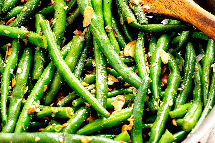 Vegan green beans almondine