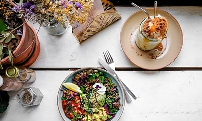How many vegan dishes are usually available in a restaurant, and what are the options?